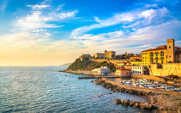 Piazza Bovio e il centro storico di Piombino al tramonto