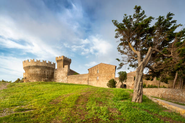 Mura e torri del castello di Populonia, Piombino